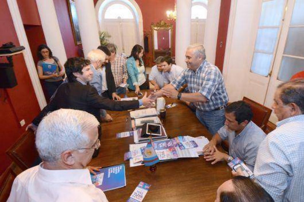La comuna firm� convenio con el Nuevo Banco del Chaco para que los trabajadores municipales accedan a tarjeta de cr�dito