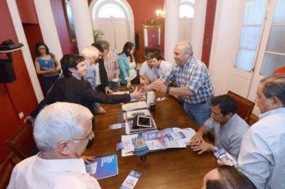 La comuna firm� convenio con el Nuevo Banco del Chaco para que los trabajadores municipales accedan a tarjeta de cr�dito