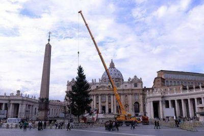Ni�os decoran las bolas del �rbol navide�o del Vaticano