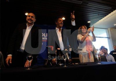 Scioli, en Santa Fe, se apoy� en la militancia y fue duro contra Macri