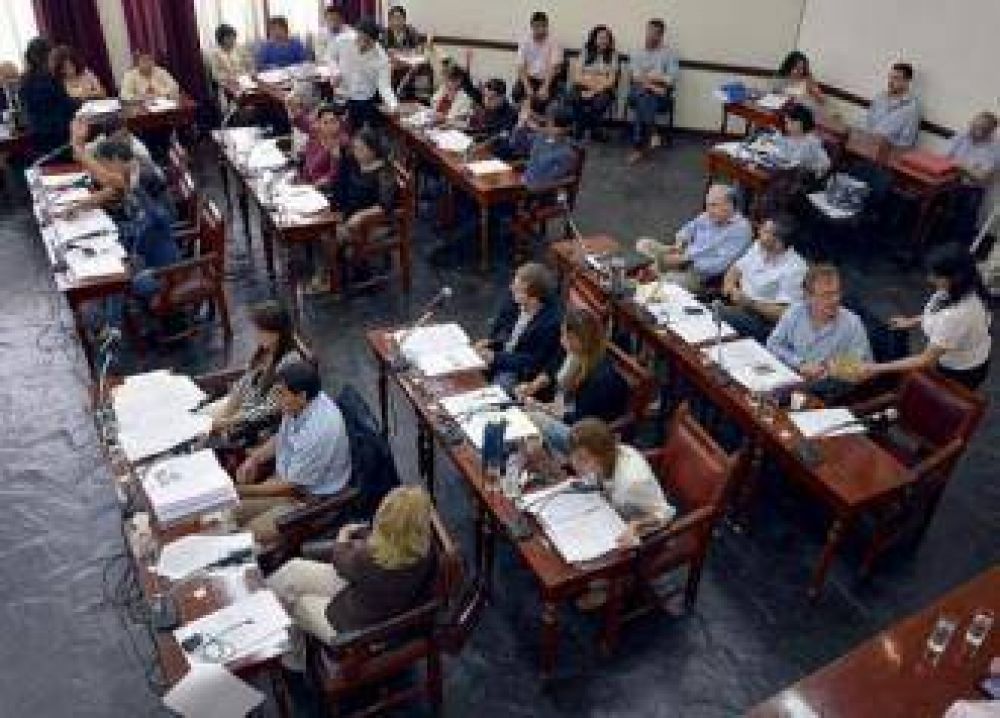 Concejales solicitan al Procurador General que haga cumplir la normativa a los puestos de Plaza Espaa