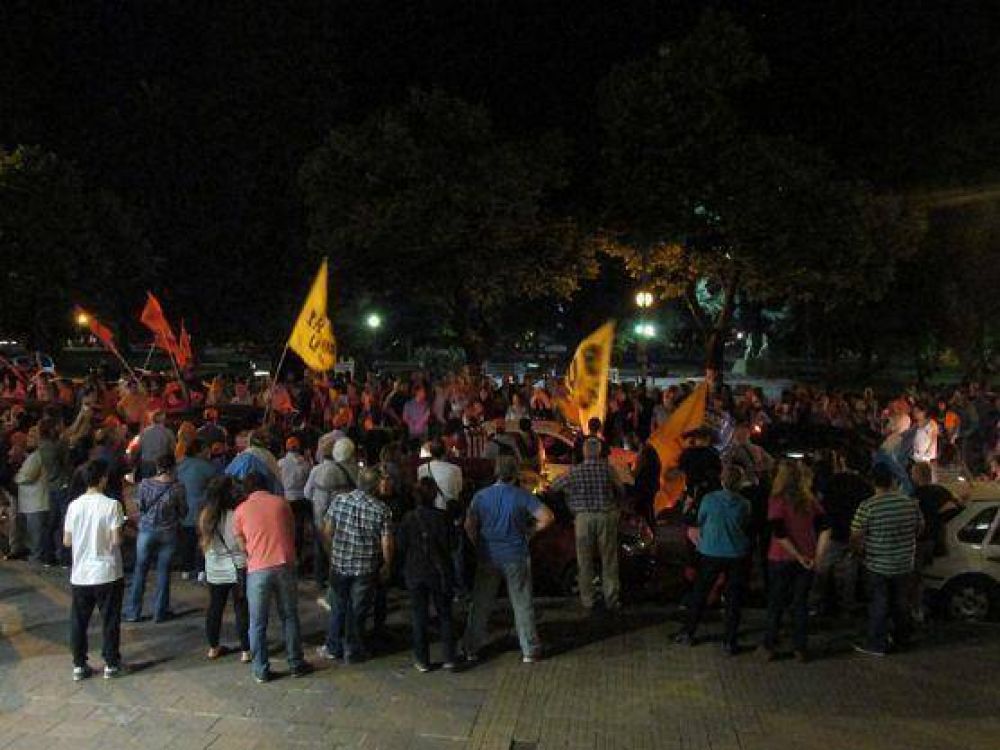 La caravana naranja recorri� la ciudad para respaldar la candidatura de Daniel Scioli