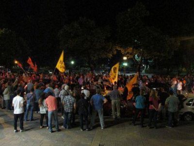 La caravana naranja recorri� la ciudad para respaldar la candidatura de Daniel Scioli