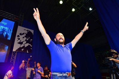 �Aqu� nadie se rinde carajo!!!�. Insfr�n uso frase de m�rtires del 5 de Octubre a cuyas familias ignor� por 28 a�os