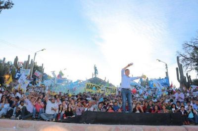 MACRI CERR� SU CAMPA�A EN HUMAHUACA: �TODOS JUNTOS VAMOS A CONSTRUIR NUESTRA ARGENTINA�