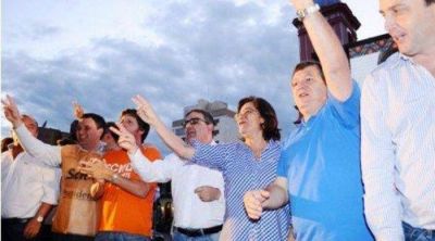 El FV apoy� a Scioli en la plaza 25 de Mayo y el FCS a Macri en Jujuy