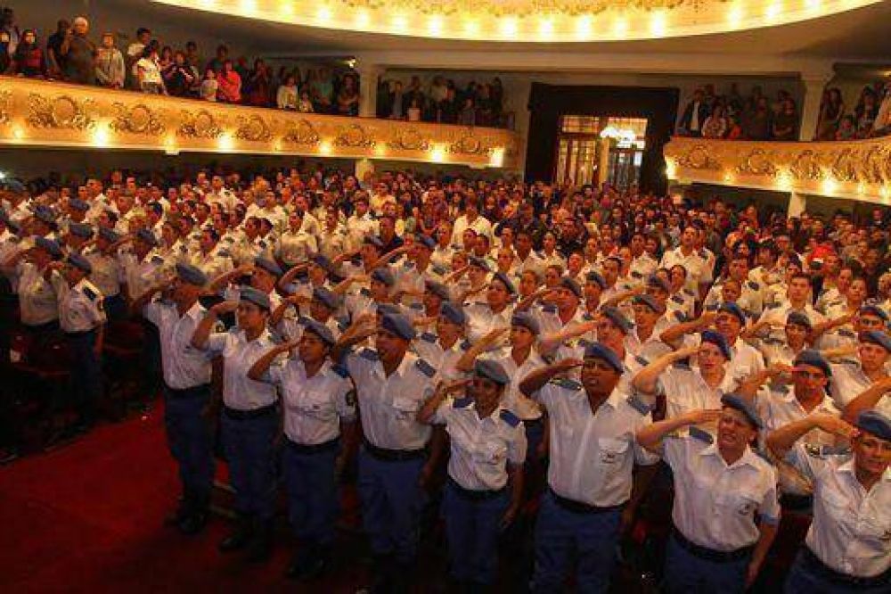 75 nuevos polic�as locales patrullan las calles de la ciudad