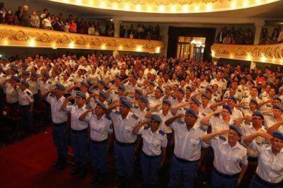 75 nuevos polic�as locales patrullan las calles de la ciudad