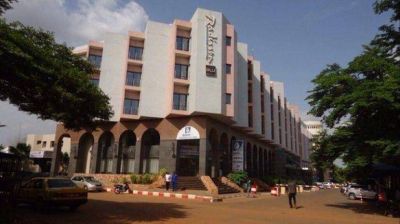 Yihadistas dispararon contra turistas en el hotel Radisson de Mali: hay 170 rehenes