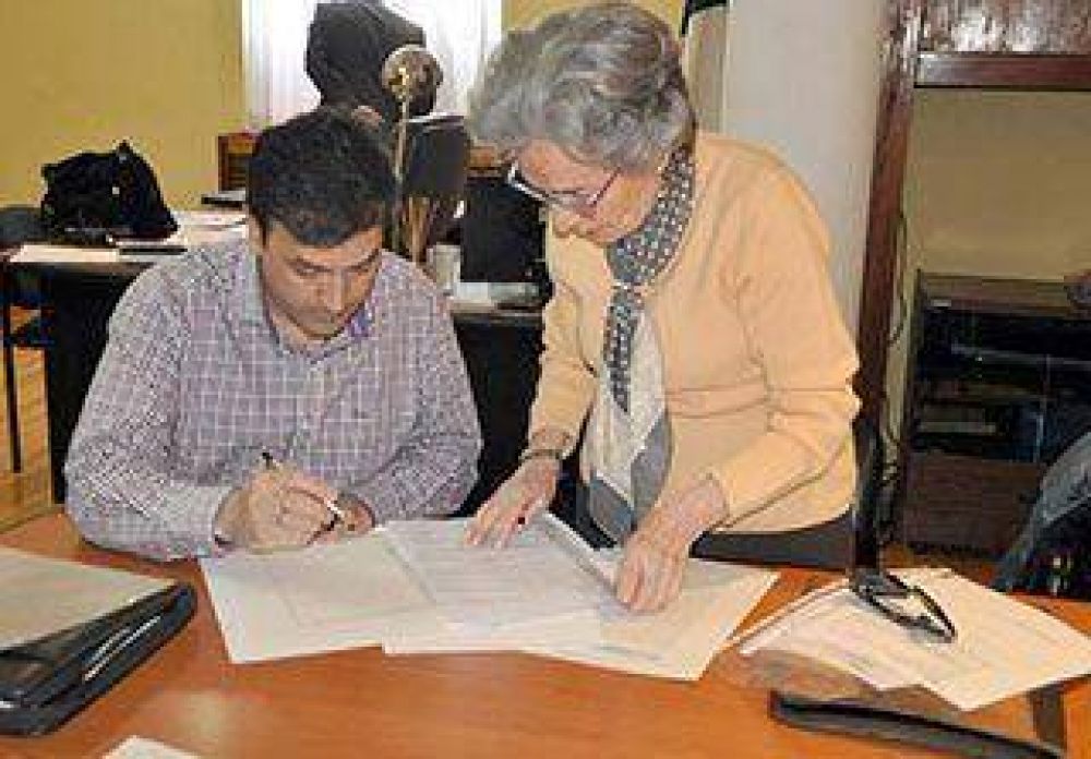 Grasso firm� escrituras en beneficio de vecinos