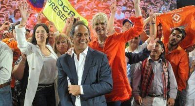 �Salgan a defender su futuro, que no les vuelvan a robar la esperanza�, pidi� Scioli en el cierre