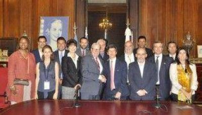 Funcionarios y senadores californianos en la Legislatura