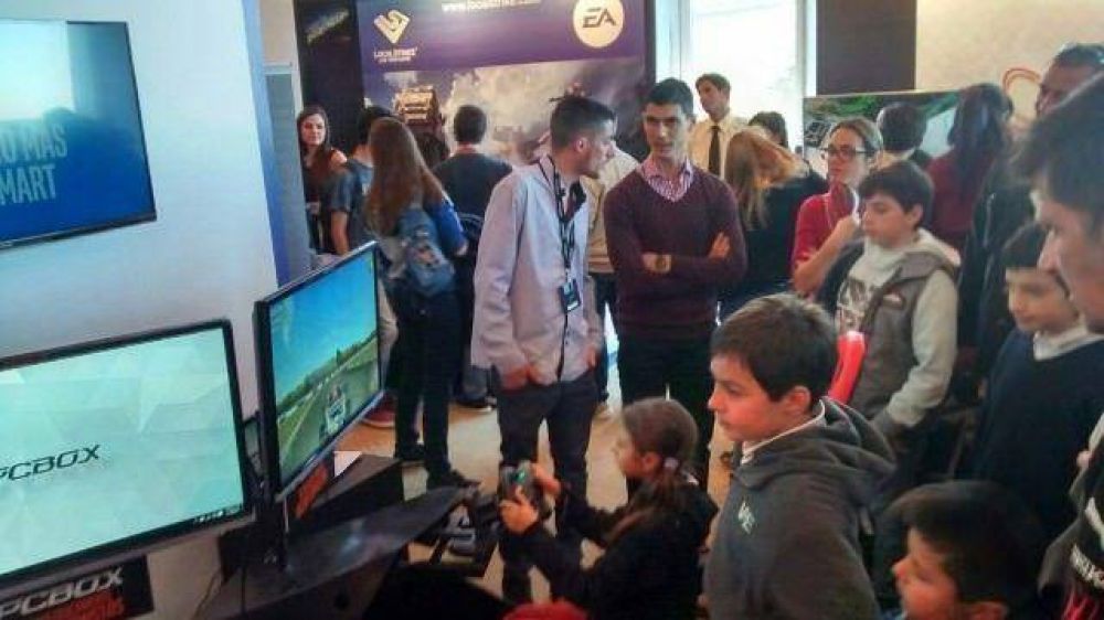 Con videojuegos y simuladores, se realiz� la expo Tecno-Innovaci�n