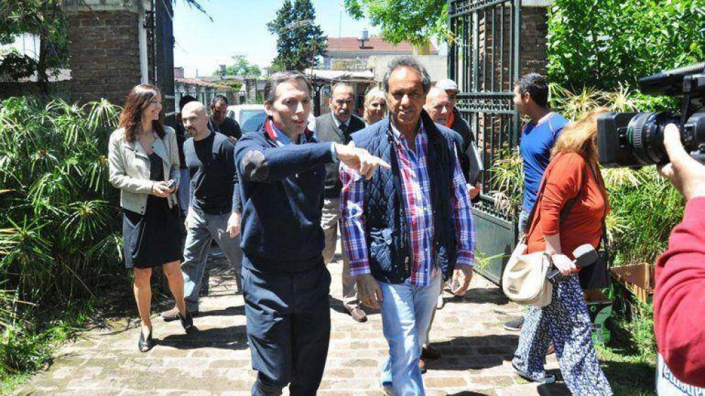 Daniel Scioli sigui� recorriendo el conurbano: particip� de tres caminatas en la zona sur