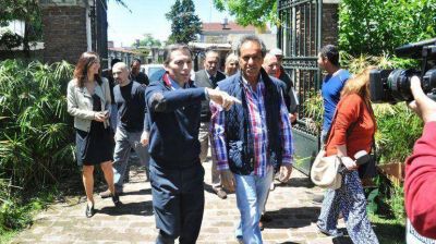 Daniel Scioli sigui� recorriendo el conurbano: particip� de tres caminatas en la zona sur