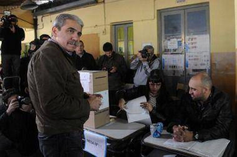 An�bal Fern�ndez vot� temprano y remarc� la actividad de la militancia en la campa�a