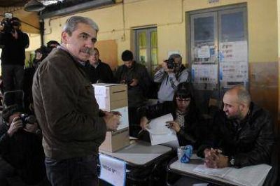 An�bal Fern�ndez vot� temprano y remarc� la actividad de la militancia en la campa�a