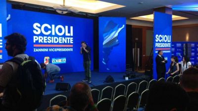 La militancia se qued� afuera del b�nker de Daniel Scioli