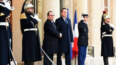 Fran�ois Hollande y David Cameron homenajearon en Le Bataclan a las v�ctimas de los atentados