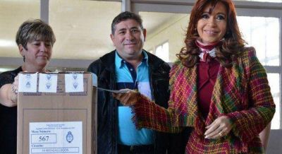 Cristina viol� la veda, tuite� y complic� a Scioli en medio de la votaci�n