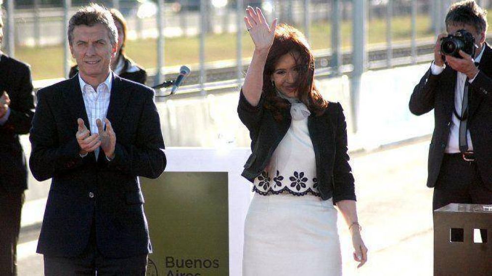Cristina Kirchner salud� a Mauricio Macri y lo recibe el martes en Olivos