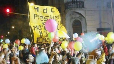 Choripanes y globos: los festejos en la sede local de Cambiemos