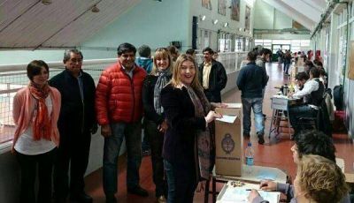 Los fueguinos una vez m�s con un gobierno desde la oposici�n. Bertone felicit� a Macri