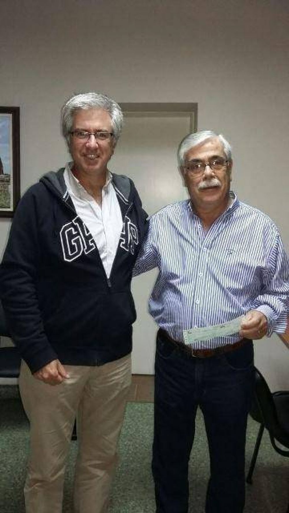 Armend�riz entreg� aportes a ATESA y la Capilla Santa Rita