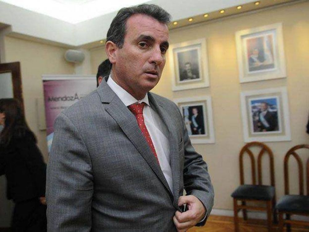 Francisco P�rez tendr� su libro de fin de gesti�n con un costo de 400 mil pesos