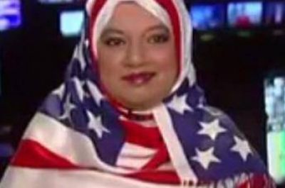 Utiliza un hiyab con los colores estadounidenses para denunciar la islamofobia de D. Trump