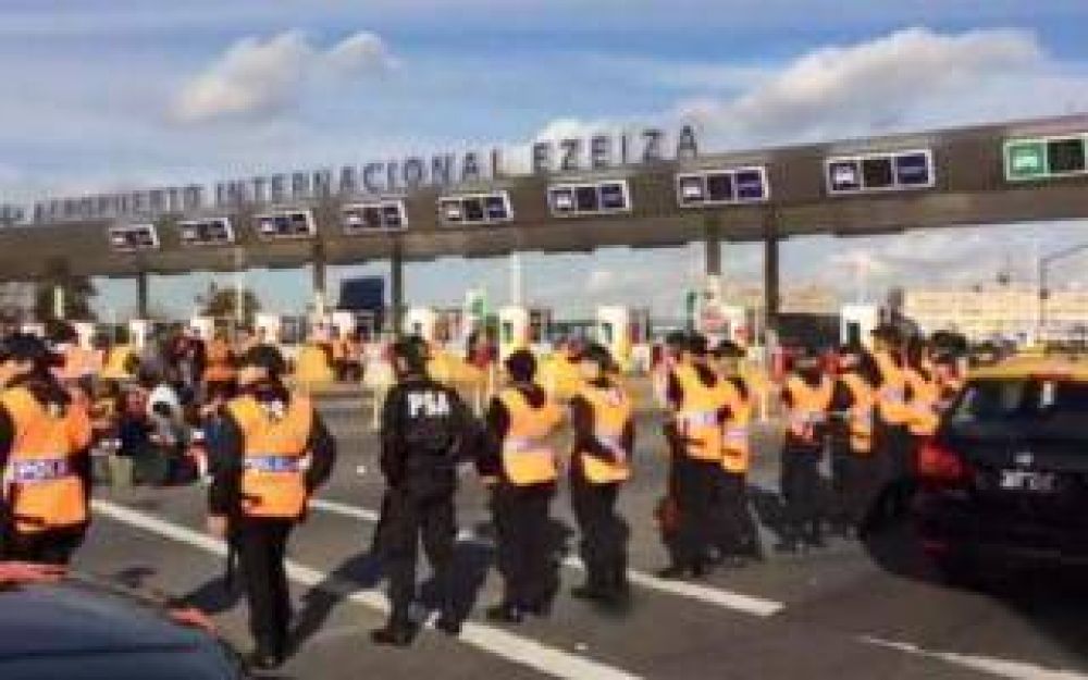 Cierran Aeropuerto de Ezeiza porque alguien olvid� una valija