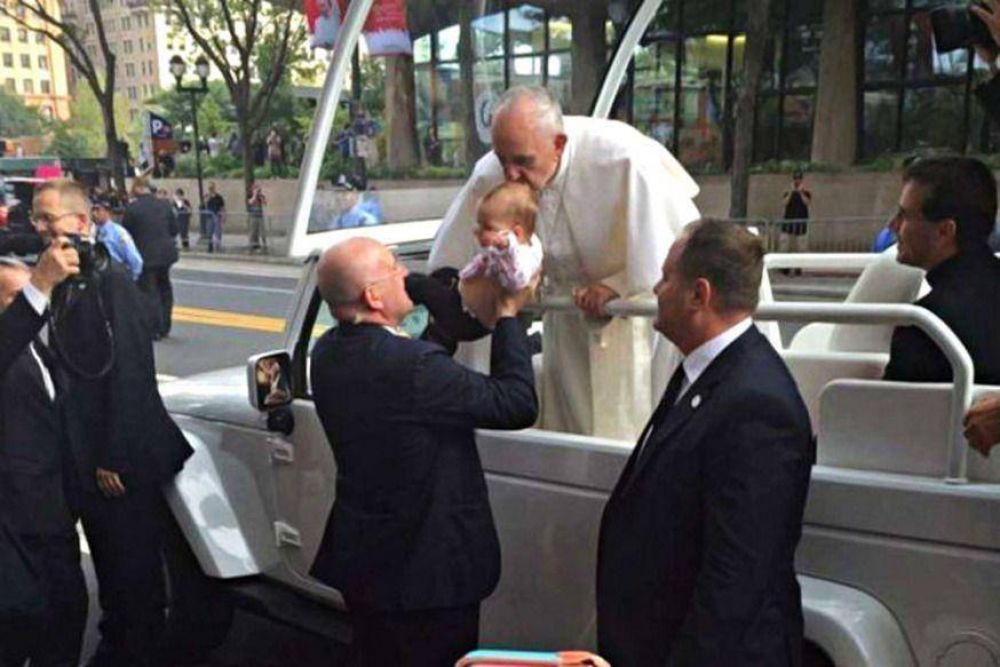 “Nuestra hija se está sanando después de beso del Papa Francisco”