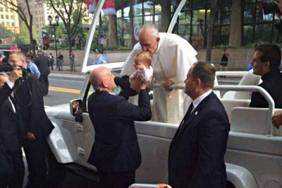 �Nuestra hija se est� sanando despu�s de beso del Papa Francisco�