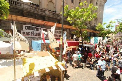 Acampe frente a la Legislatura por la crisis habitacional