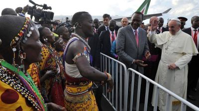 El papa Francisco lleg� a �frica, en medio de un fuerte operativo
