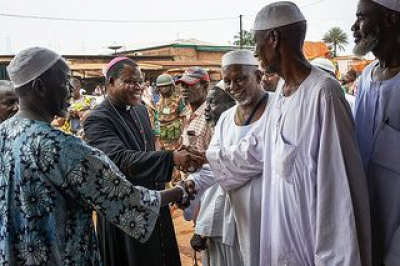 Islámicos rezan por la visita del Papa a África