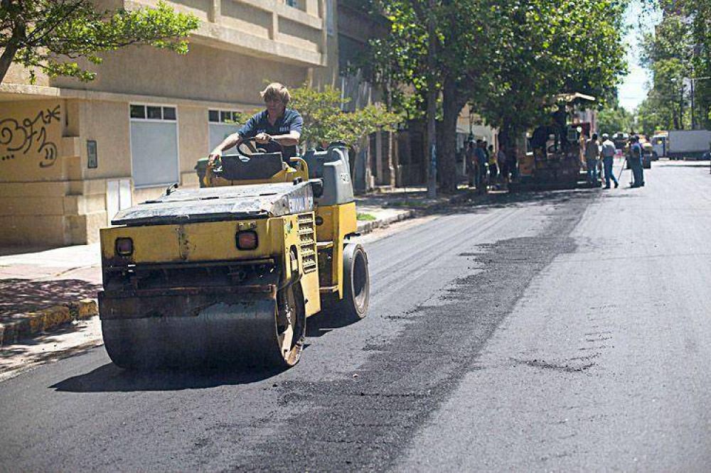 Avanza la obra de asfalto sobre la calle Tucum�n
