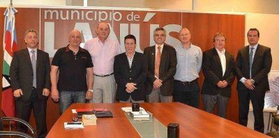 DAR�O D�AZ P�REZ ENTREG� UN SUBSIDIO A ADE LAN�S