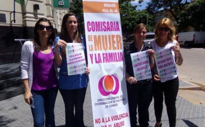 Personal de la Comisar�a de la Mujer distribuy� folletos sobre violencia de genero