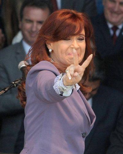 Segunda aparici�n p�blica de CFK tras el balotaje: visita laboratorios de YPF en Berisso