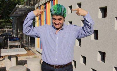Jorge Macri cumpli� su promesa y ti�o su pelo de celeste y verde