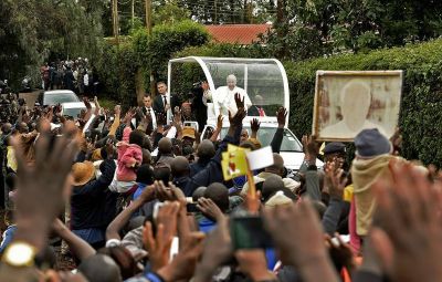 El Papa en la periferia de Nairobi: ustedes practican valores que no cotizan en la Bolsa