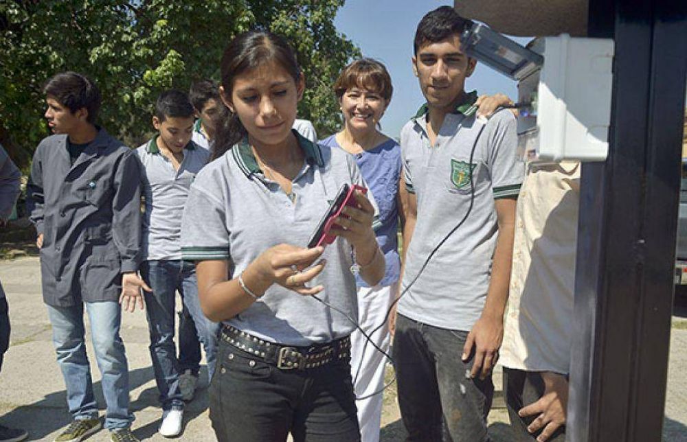 Instalan un cargador solar para dispositivos tecnol�gicos en Gral. G�emes