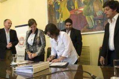 Luc�a firm� un convenio para el tratamiento de residuos s�lidos urbanos