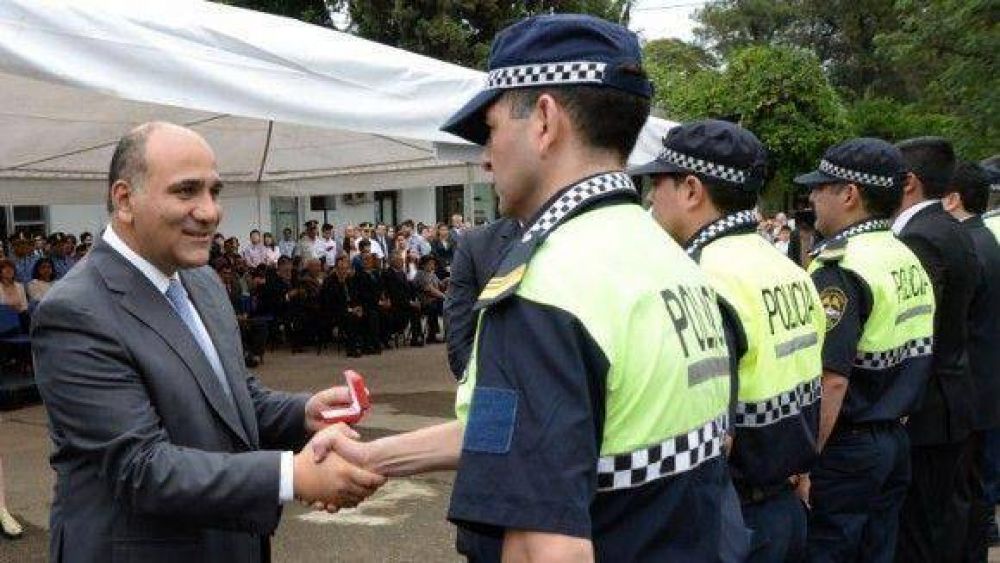 Manzur: �El Estado va a acompa�ar a estos hombres y mujeres que tienen el deber sagrado de cuidar el bien p�blico�