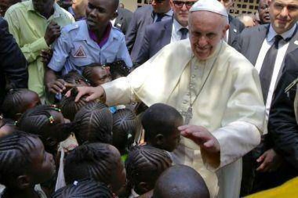 El Papa visitó la mezquita de Bangui para pedir paz entre cristianos y musulmanes
