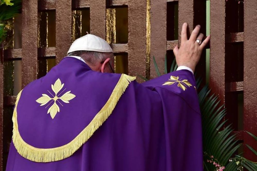 VIDEO: Papa Francisco, el primer Pontífice en abrir una Puerta Santa fuera de Roma