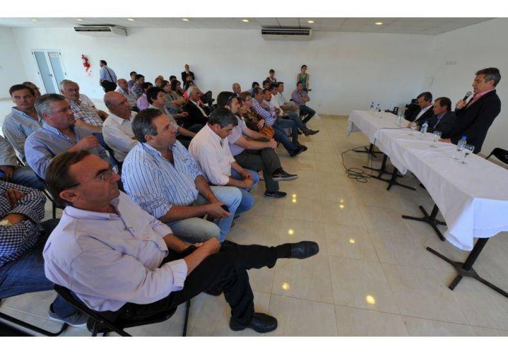 El gobernador electo pidi� unidad a los intendentes y anunci� que habr� internas en el PJ