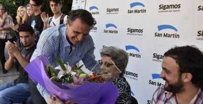 Homenaje a Delia Giovanola por la recuperaci�n de su nieto, el N� 118