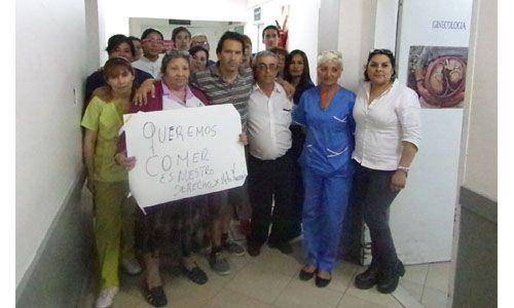 Reclamo en el hospital por falta de comida para los enfermeros